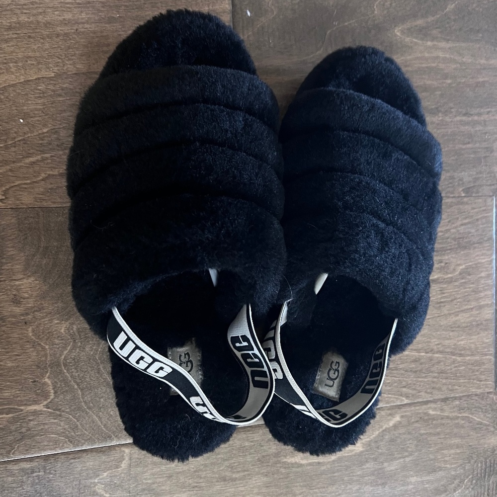 UGG SLIPPERS